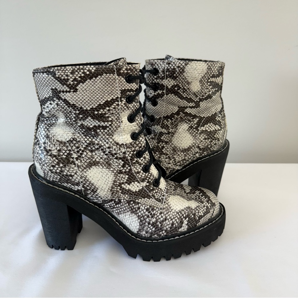 Madden Girl Combat Boots Block Chunky Women Size 8 Platform Lug Sole Lace Up New
